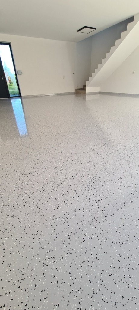 Garaż , żywica poliuretanowo z płatkami dekoracyjnymi