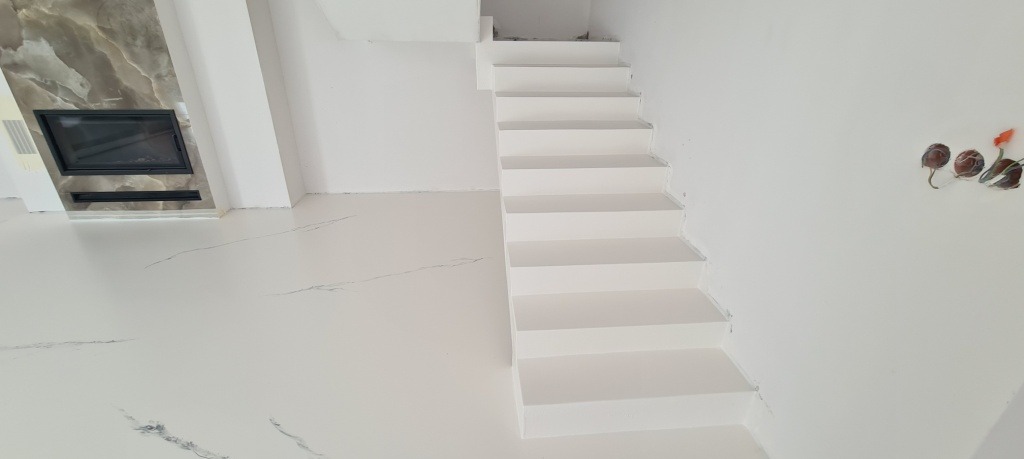Dom, podłoga z imitacją marmuru + białe schody