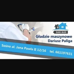 Reklama firmy Dar-Bud, oferującej gładzie maszynowe, z adresem Sośno al. Jana Pawła II 12/16 i numerem telefonu 661197631, prezentująca fragment aplikacji gładzi maszynowej na ścianę.