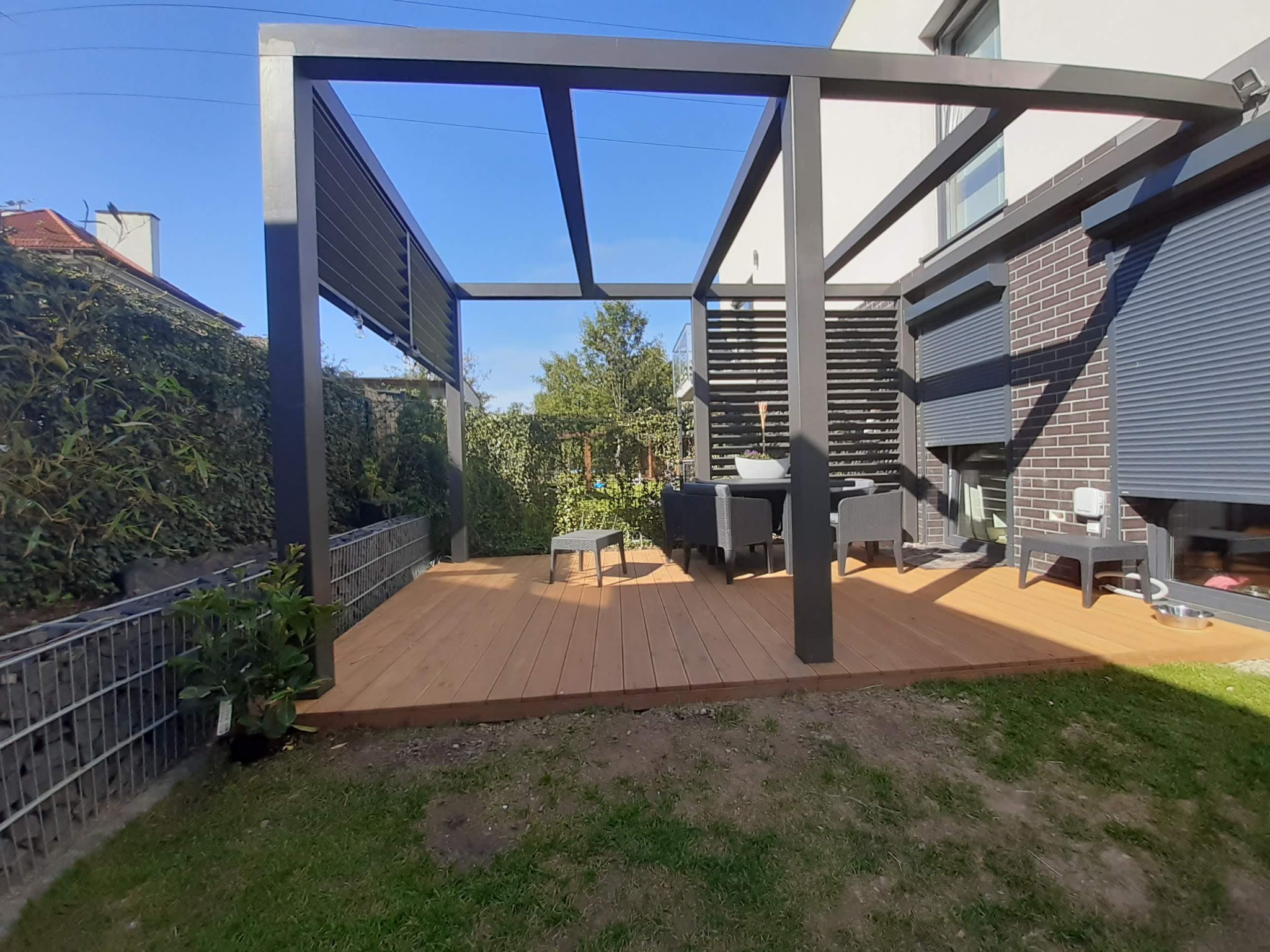 Taras modrzew syberyjski olej flugger wraz masywna konstrukcją KVH i żaluzją stałą dodającą odrobine prywatności .