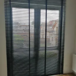 Czarne żaluzje aluminiowe 50mm prowadzenie taśmowe