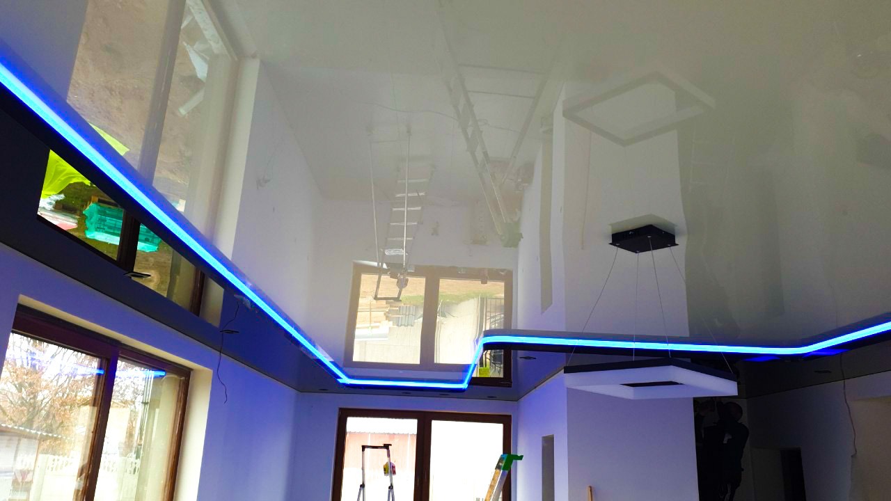 Dwupoziomowy sufit napinany