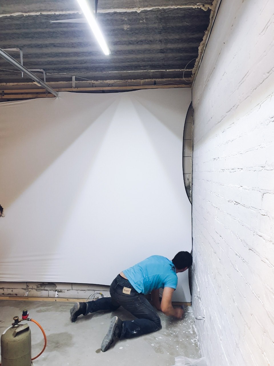 Sufit napinany na ścianie zamiast malowania