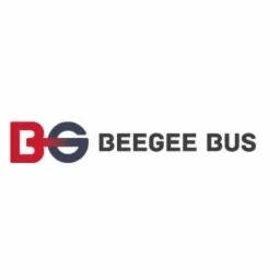 Logo firmy transportowej Beegee Bus: czerwone B, granatowe G przecięte czerwoną linią, obok nazwa firmy.