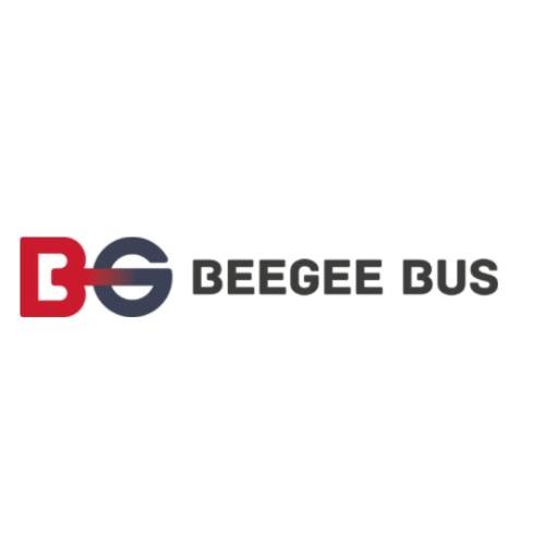 Logo firmy transportowej Beegee Bus: czerwone B, granatowe G przecięte czerwoną linią, obok nazwa firmy.