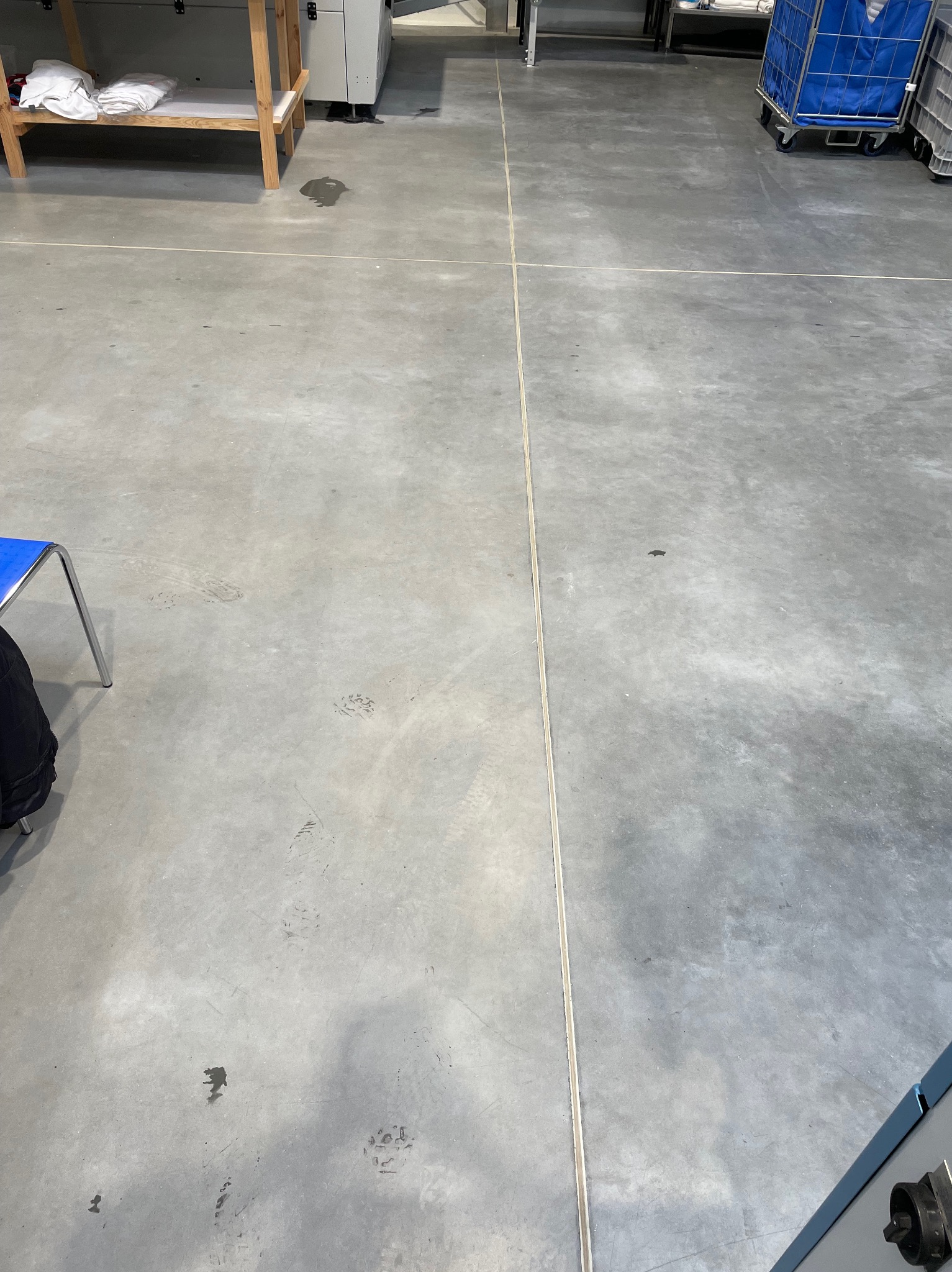 Maszynowe czyszczenia posadzki na pralni