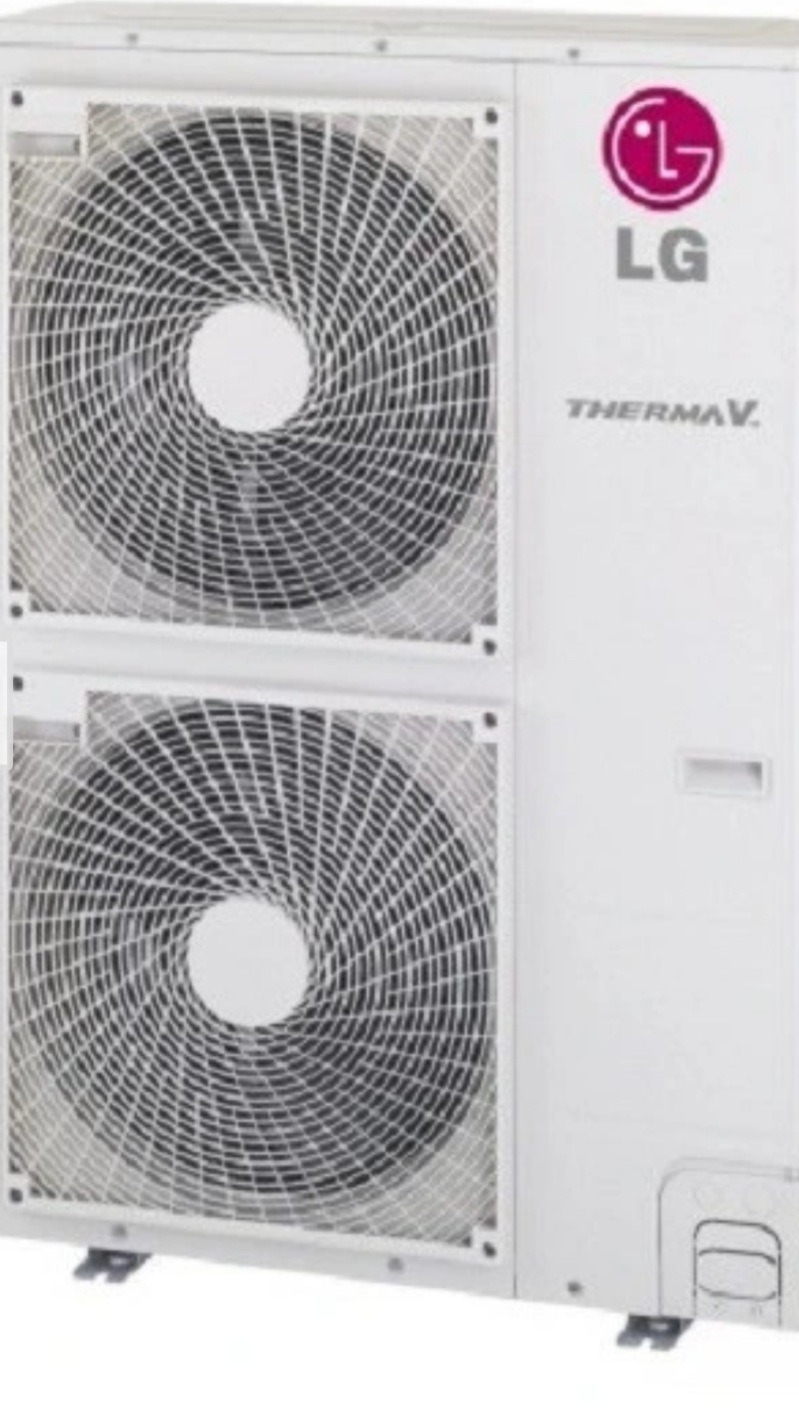 Biała pompa ciepła LG Therma V z dwoma wentylatorami, widoczne logo firmy, urządzenie na niewielkich nóżkach.