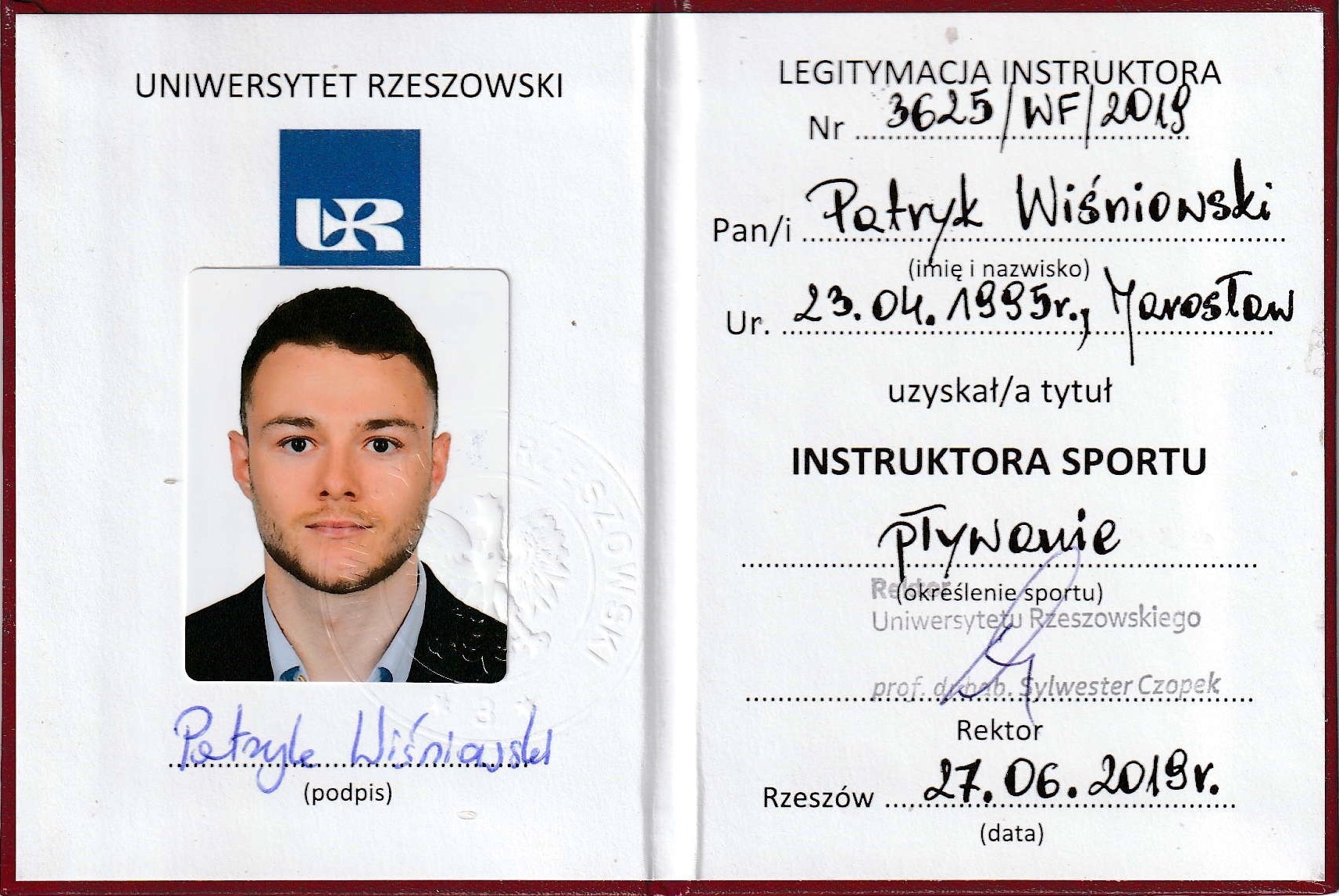Skan legitymacji instruktora sportu (pływanie) Uniwersytetu Rzeszowskiego, z widocznym zdjęciem i podpisem Patryka Wiśniowskiego, wydana 27.06.2018.