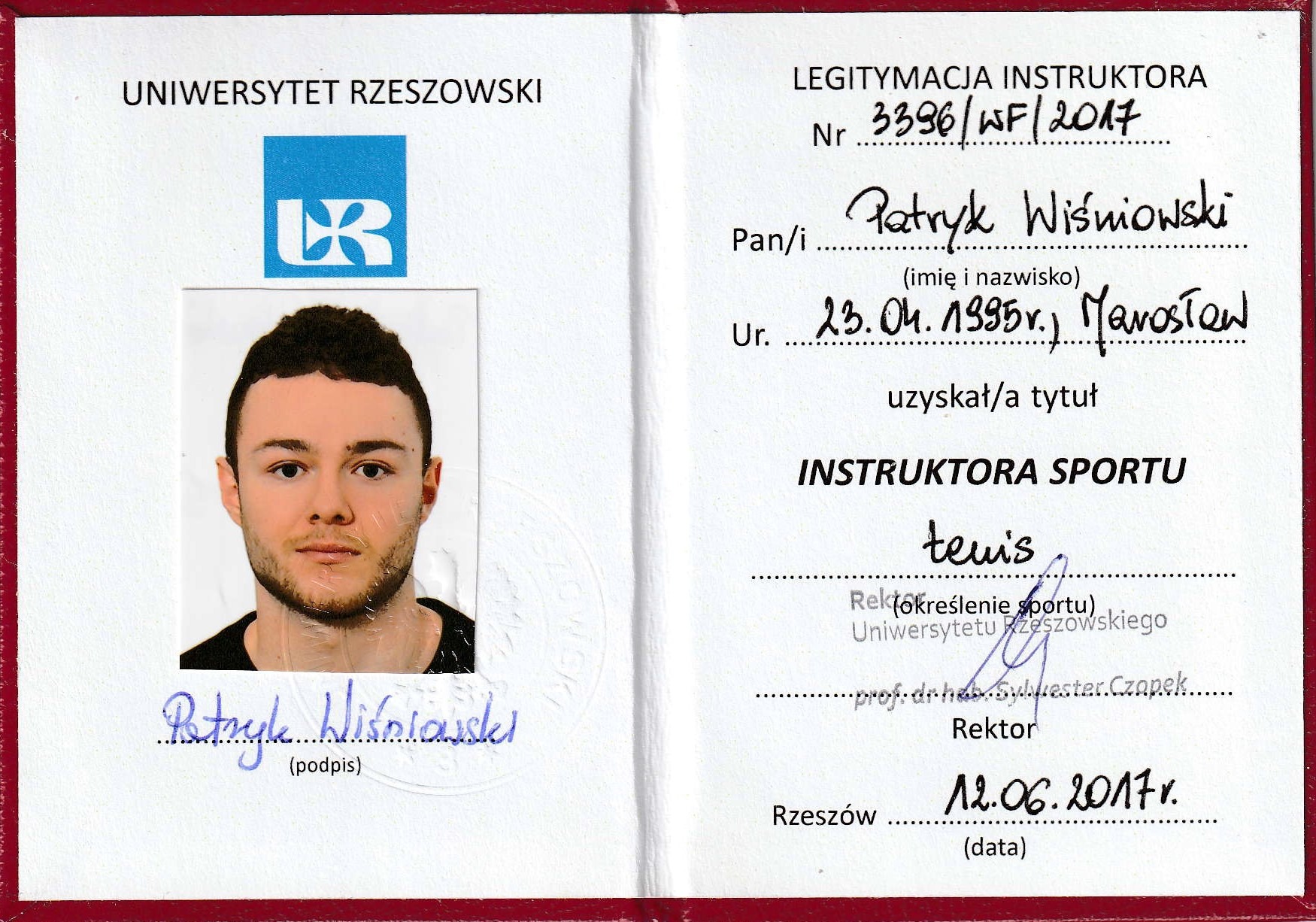 Legitymacja instruktora sportu, tenis, Uniwersytetu Rzeszowskiego, ze zdjęciem i podpisem Patryka Wiśniowskiego, wydana w 2017 roku.