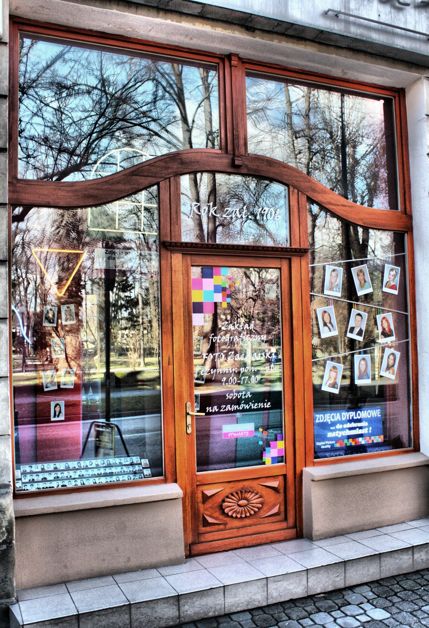 Widok witryny zewnętrznej zakładu