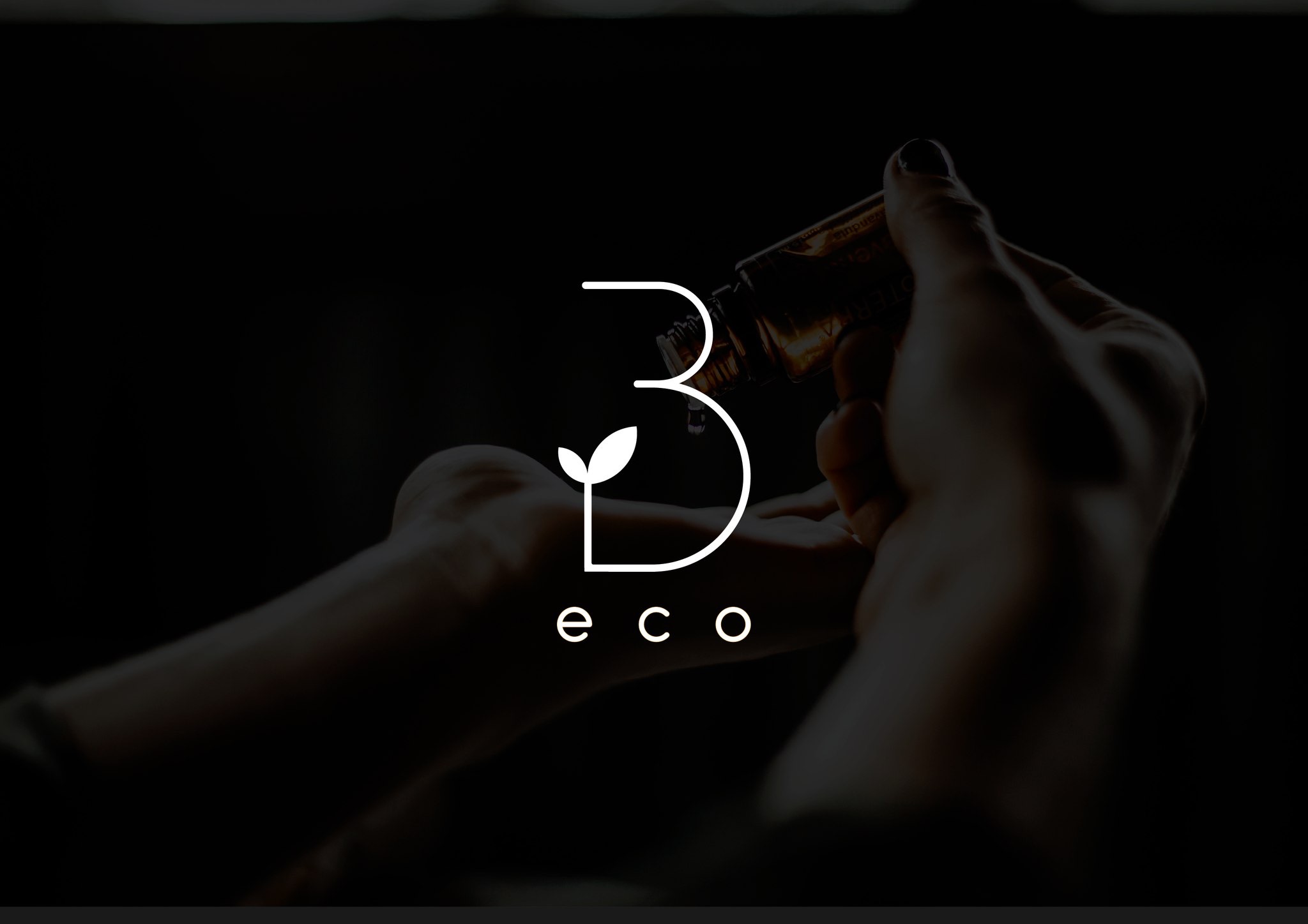 Minimalistyczny projekt logo '3 eco' z kroplą olejku eterycznego spadającą na dłoń, ciemne tło.