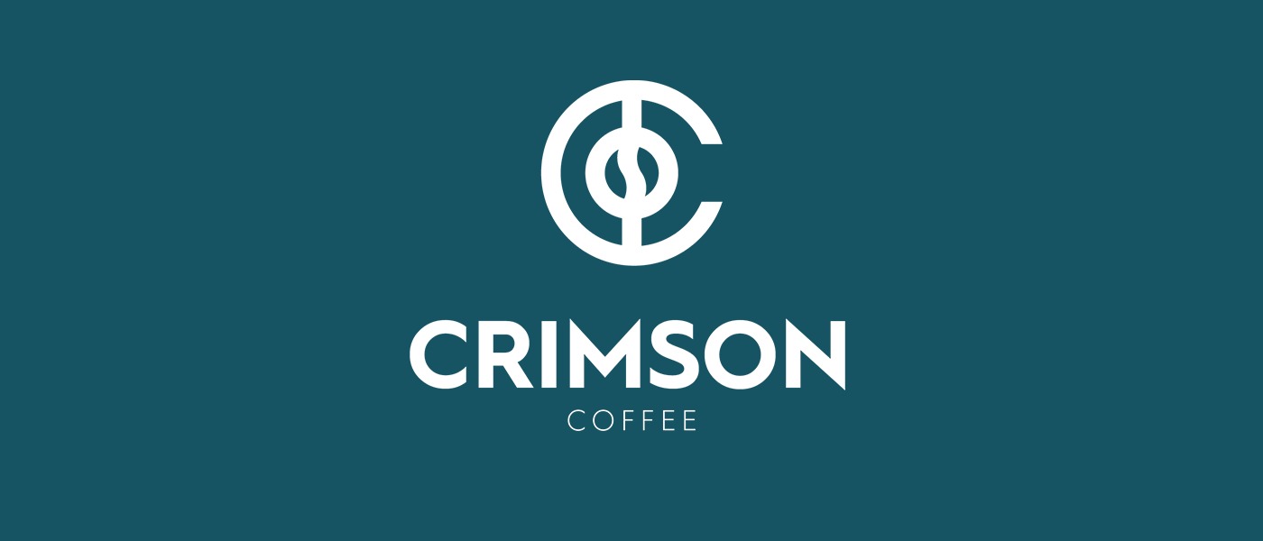 Eleganckie logo marki kawy Crimson Coffee na ciemnym turkusowym tle, przedstawiające literę C z symbolem ziarna kawy w środku.