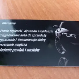 Wizytówka z ofertą usług: pranie tapicerki, przygotowanie auta do sprzedaży, czyszczenie i konserwacja skóry, czyszczenie wnętrza, nakładanie powłok i wosków; obok sylwetka samochodu.