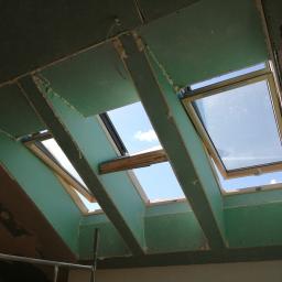 WerMar Usługi Budowlano-Remontowe Mariusz Rutkowski - Montaż okien dachowych w poddaszu z widocznymi płytami gipsowo-kartonowymi i pianką montażową, widok na błękitne niebo