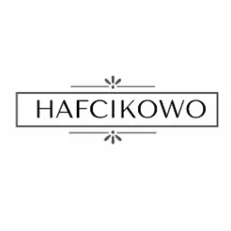 Minimalistyczne logo firmy o nazwie HAFCIKOWO w prostokątnej ramce, z ozdobnymi elementami kwiatowymi nad i pod napisem.
