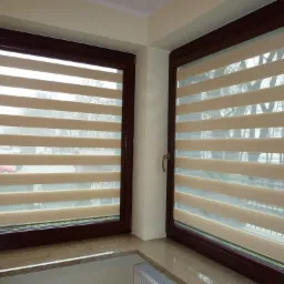 Rolety dzień noc w kasecie z prowadnicami, montaż bezinwazyjny