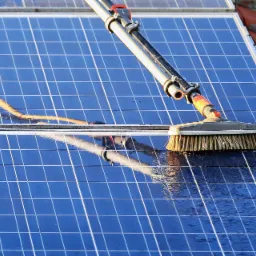 Mycie paneli fotowoltaicznych.