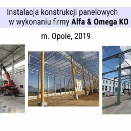 Montaż konstrukcji stalowej hali magazynowej z użyciem podnośników teleskopowych, widoczne elementy szkieletu i ekipa budowlana w trakcie pracy.