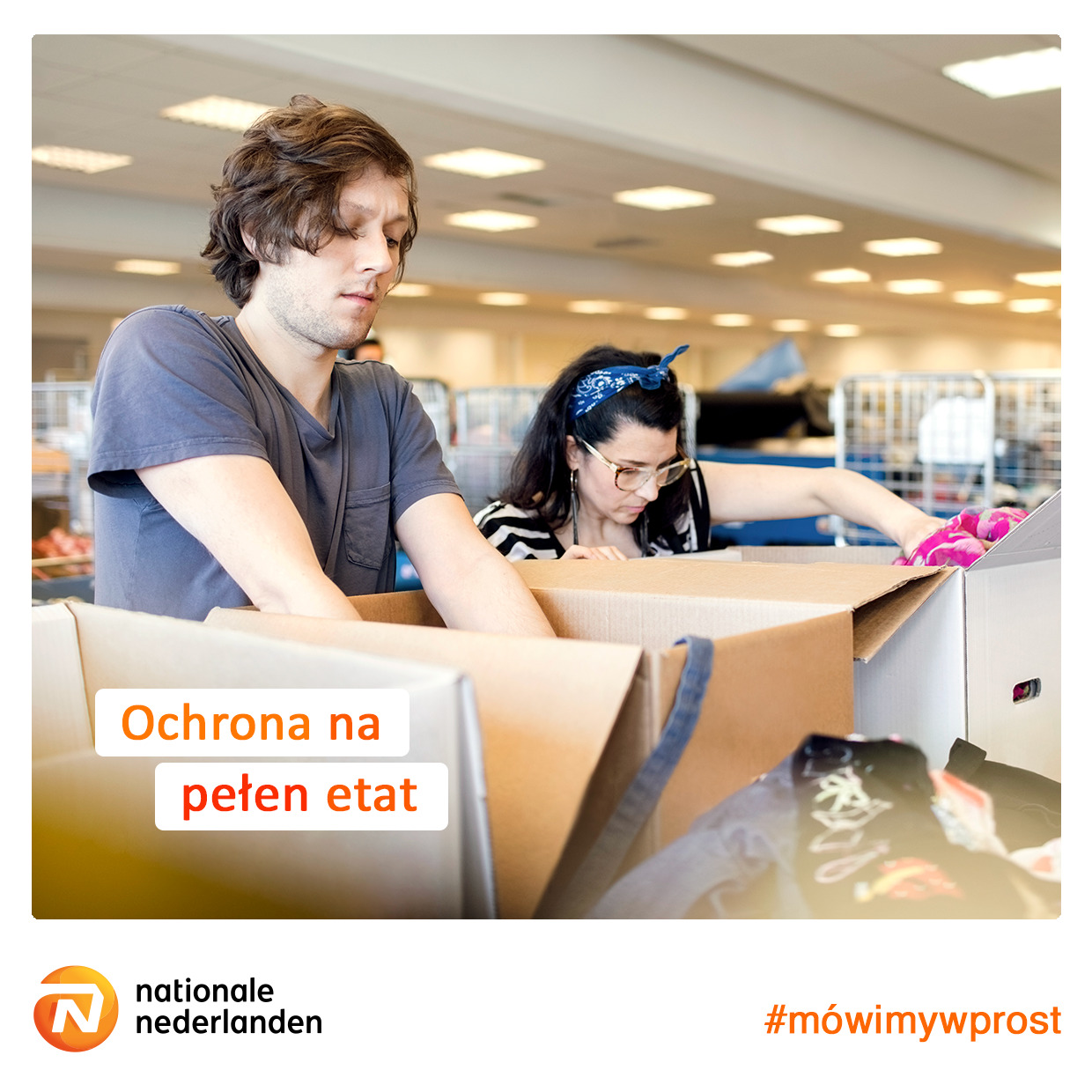 Młody mężczyzna i kobieta w okularach przeglądają zawartość kartonowych pudeł w jasnym pomieszczeniu, z widocznym logo Nationale Nederlanden i hasłem 'Ochrona na pełen etat'.