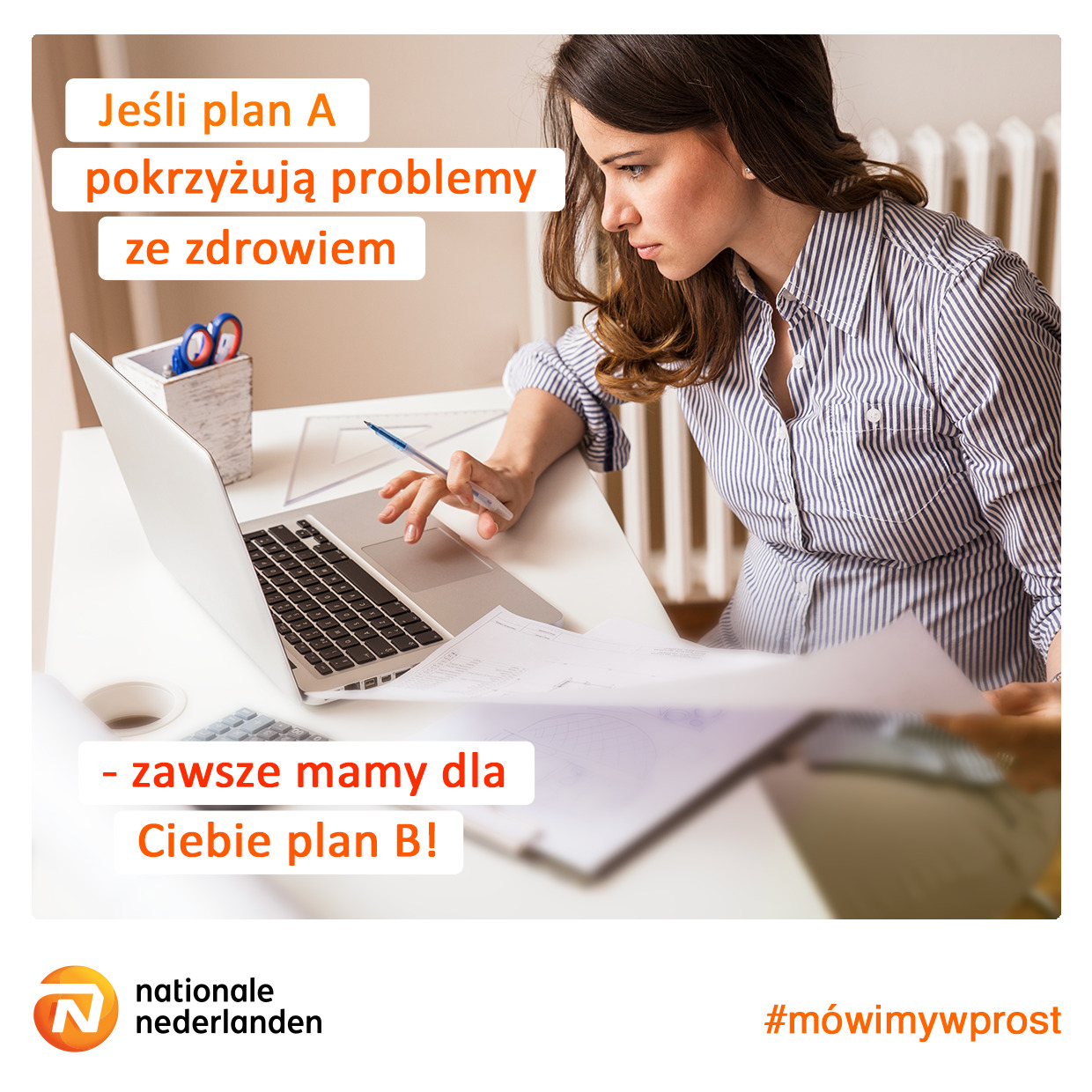 Kobieta w bluzce w paski siedzi przy biurku z laptopem, analizując dokumenty i trzymając długopis w dłoni. Na biurku kalkulator i przybory biurowe. Grafika reklamowa z hasłem o posiadaniu planu B.