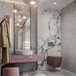 ELGroup Project Alena Budzko - Nowoczesna łazienka z marmurową ścianą, wiszącą toaletą w kolorze brudnego różu, umywalką nablatową na blacie z lastryko, dekoracyjnymi lampami sufitowymi i lustrem odbijającym schody.