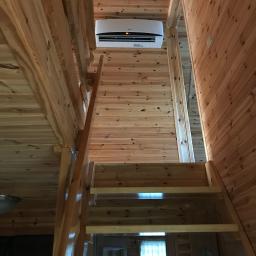 Na życzenie klienta zamontowaliśmy klimatyzator Galanz 5kW w drewnianym domku letniskowym. Klimatyzator posiada też funkcje grzania przez co w chłodniejsze dni, klient nie musi się martwić o temperaturę wewnątrz pomieszczenia. 
