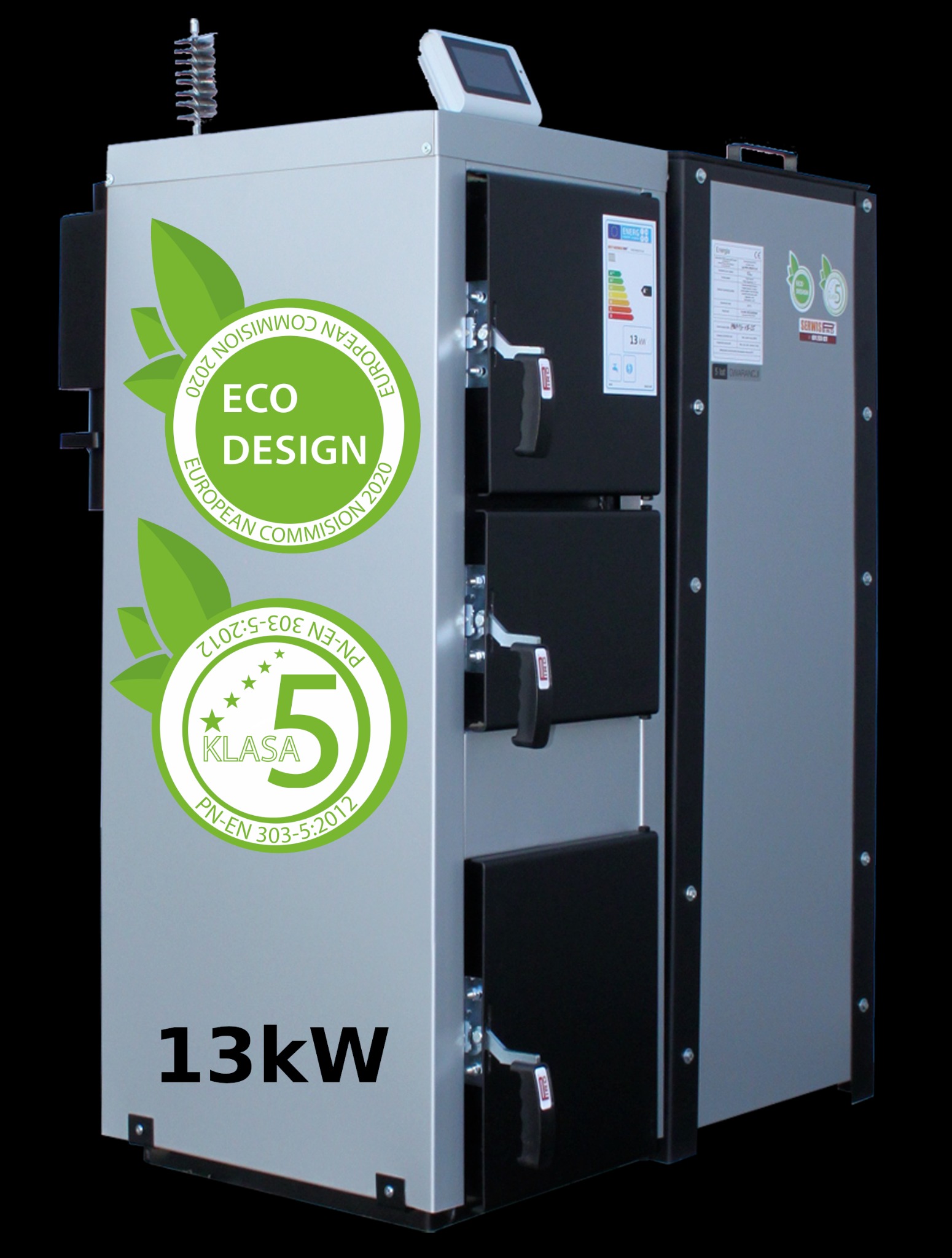 Nowoczesny piec na paliwo stałe 13kW z certyfikatami Eco Design i Klasa 5, prezentowany w Gronowie Górnym. Trzy czarne drzwiczki, srebrna obudowa.