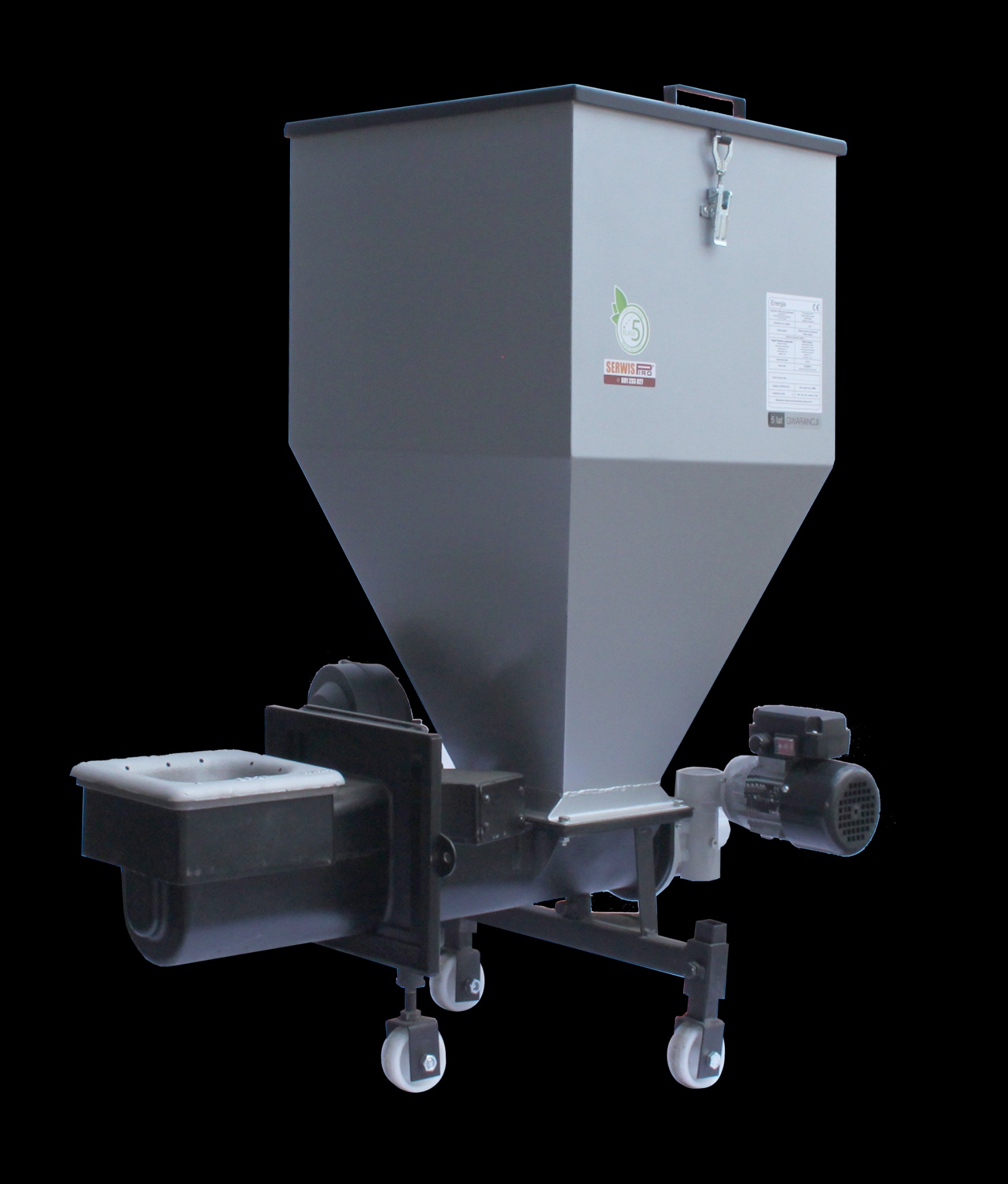Szary podajnik ślimakowy do pieca na paliwo stałe na kółkach, z silnikiem elektrycznym i zbiornikiem na paliwo, na czarnym tle. Widoczne detale konstrukcyjne.