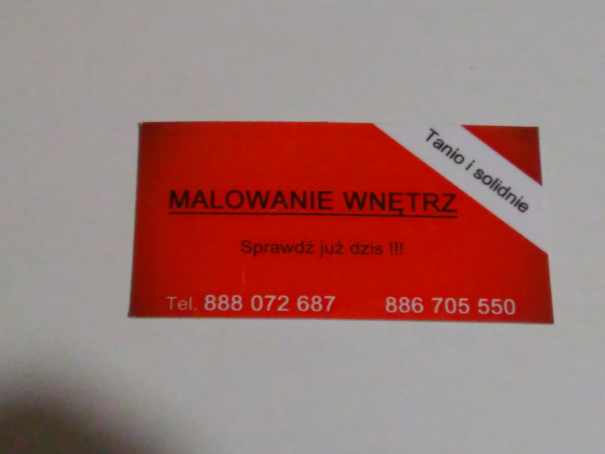 Czerwona wizytówka z napisem 'Malowanie Wnętrz' oraz numerami telefonów, hasłem 'Tanio i solidnie' i wezwaniem do działania 'Sprawdź już dziś !!!'