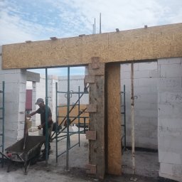 ProFence - Kolejne prace. Szalowanie, zbrojenie i zalewanie konstrukcji nośnych budynku