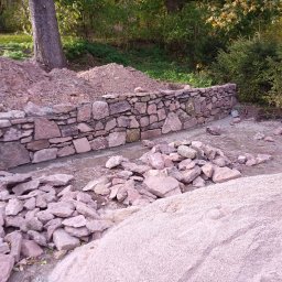 Mur oporowy z kamienia naturalnego