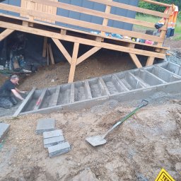 Budujemy schody z obrzeża betonowego oraz kostki brukowej 