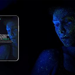 HEX - Ekran smartfona wyświetla twarz kobiety pokrytą fluorescencyjnymi plamkami w odcieniach niebieskiego i zielonego, z hasłem 'The best way to predict the future is to invent it' na czarnym tle, obok...