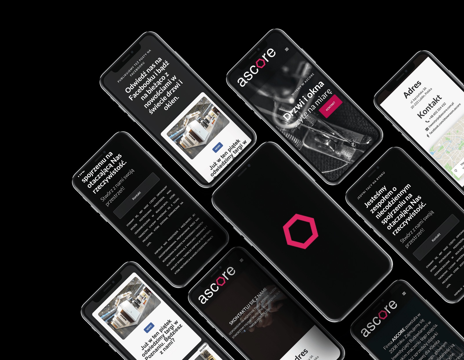 Ekrany kilku smartfonów wyświetlających strony internetowe firmy Ascore, prezentujące drzwi, okna i dane kontaktowe.