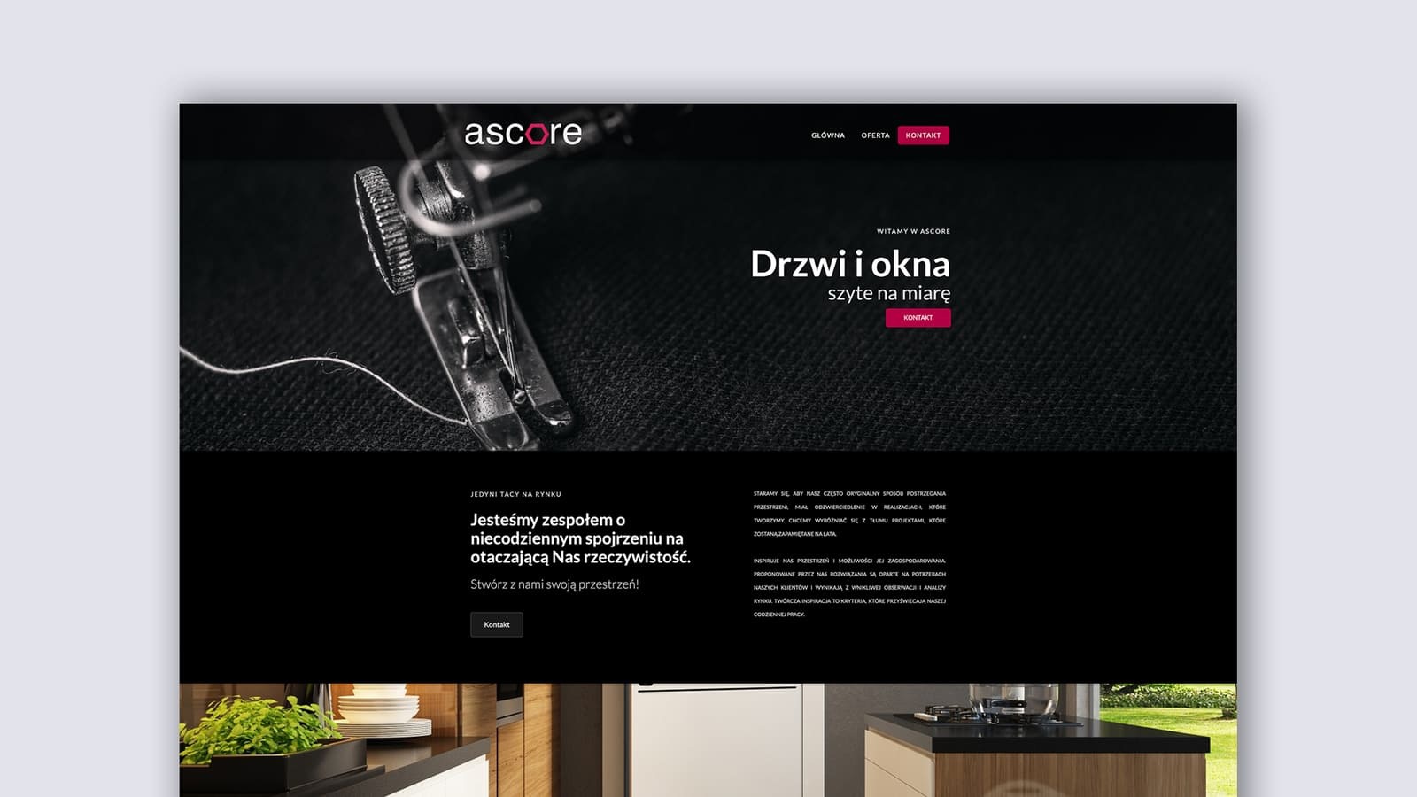 Strona internetowa firmy Ascore z motywem krawieckim w nagłówku, prezentująca ofertę drzwi i okien szytych na miarę. W tle zdjęcie detalu maszyny do szycia.