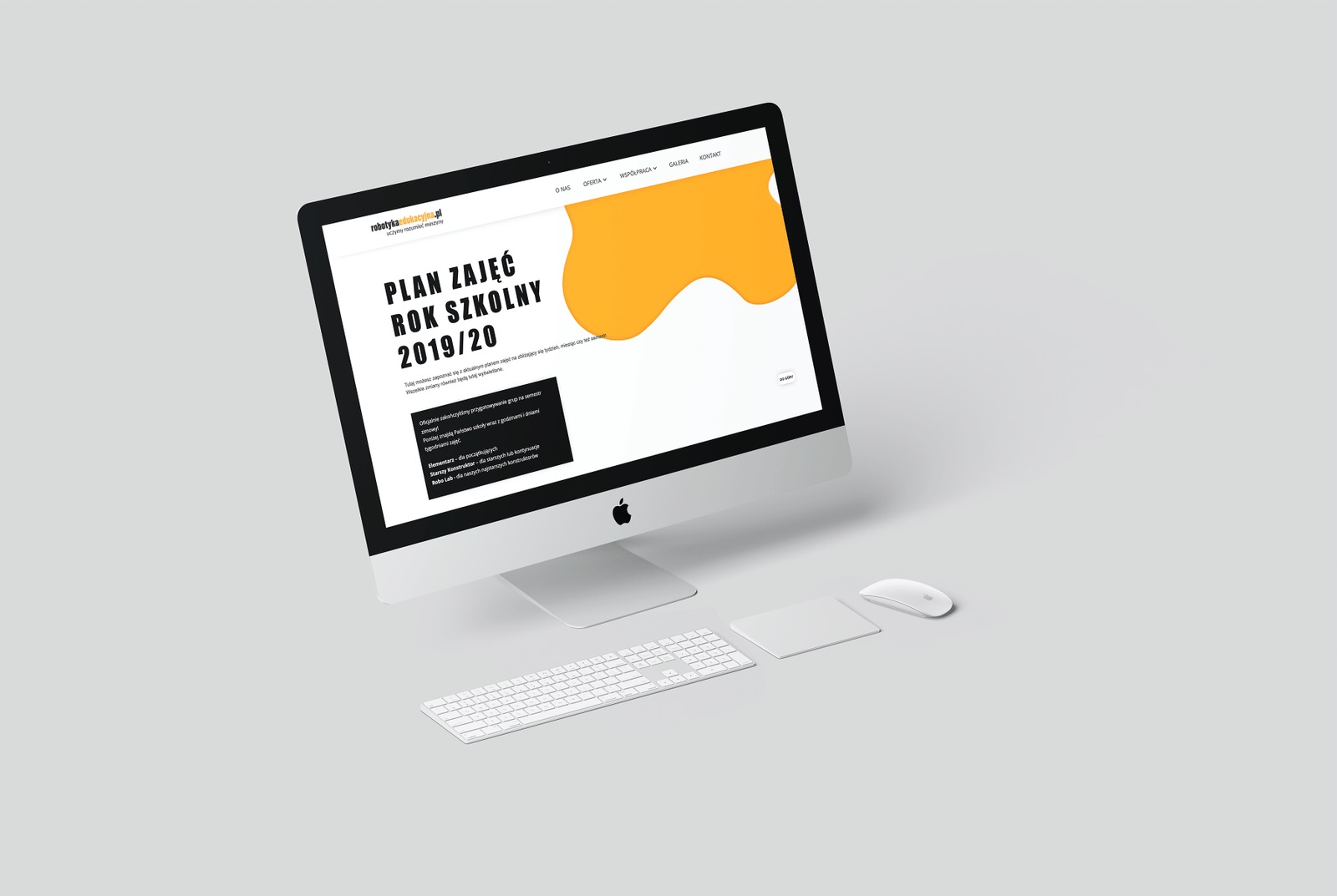 Ekran komputera iMac wyświetlający stronę internetową z planem zajęć szkolnych na rok 2019/20, obok klawiatura i mysz na jasnoszarym tle.