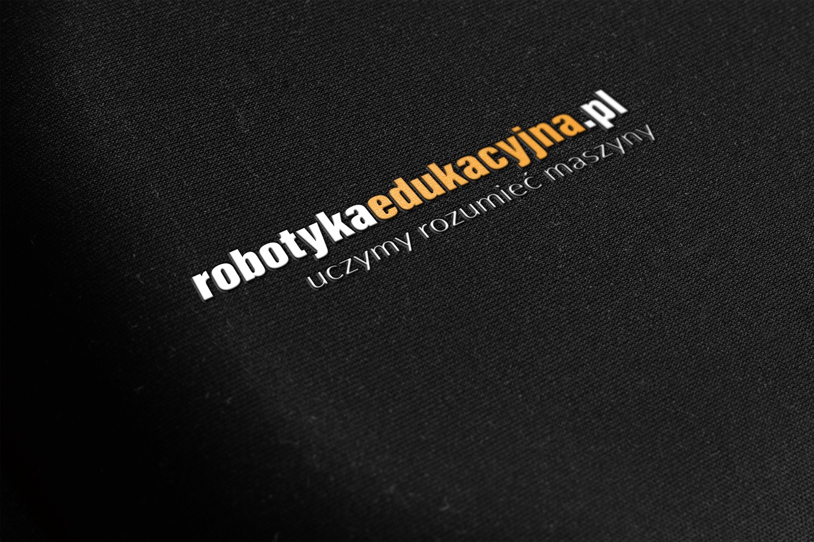 Logo firmy robotykaedukacyjna.pl na czarnym, teksturowanym tle, z hasłem 'uczymy rozumieć maszyny' poniżej.