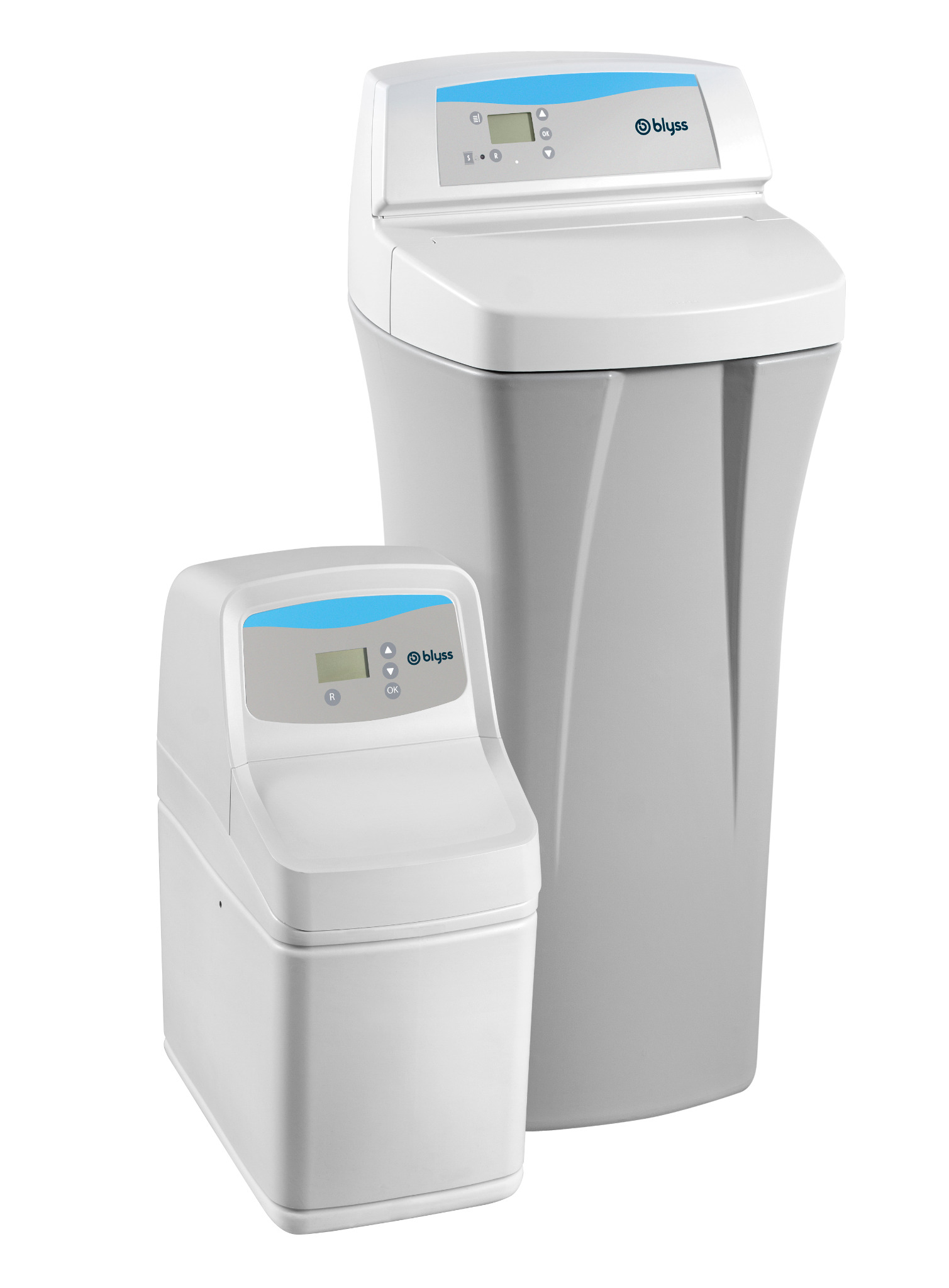 Dwa białe zmiękczacze wody marki Blyss, jeden mniejszy i jeden większy, z szarymi elementami obudowy i niebieskimi akcentami na panelach sterowania, na białym tle.