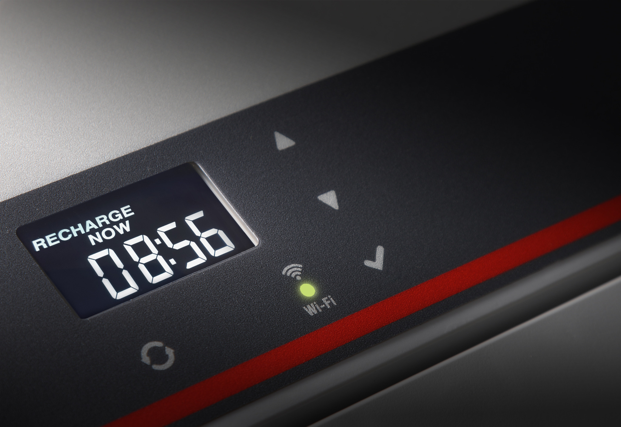 Panel sterowania urządzenia z wyświetlaczem LCD wskazującym 'RECHARGE NOW 08:56' i ikoną Wi-Fi z zieloną diodą, otoczony przyciskami nawigacyjnymi w górę i w dół.