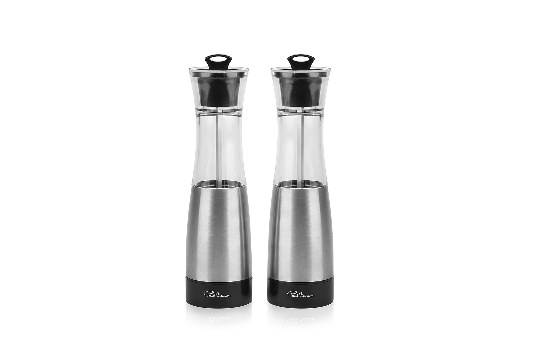 Dwa młynki do soli i pieprzu ze stali nierdzewnej z przezroczystymi pojemnikami, ustawione obok siebie na białym tle, widoczne logo producenta na podstawie.