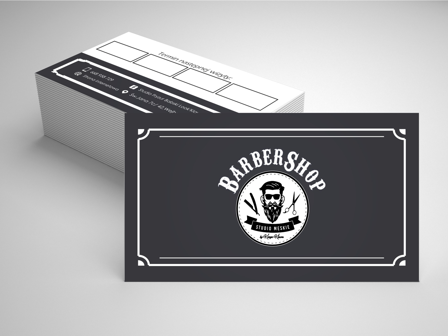 Stos wizytówek barbershopu z logo: brodaty mężczyzna w okularach, brzytwa i nożyczki w okręgu. Wizytówka zawiera dane kontaktowe i miejsce na wpisanie terminu następnej wizyty.