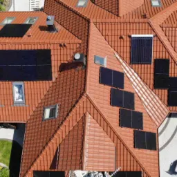 Panele na dachu wielopołaciowym