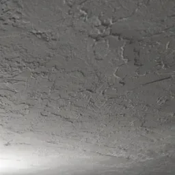 Szara, nierówna powierzchnia sufitu z wyraźną fakturą, widoczne ślady po narzędziach, delikatne światło w dolnej części kadru.