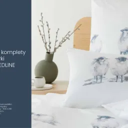 Komplet pościeli z motywem akwarelowych owiec na białym tle, obok wazon z gałązkami i filiżanka.