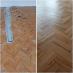 Parkiet ułożony w jodełkę, widok przed i po cyklinowaniu, z fragmentem podłogi przygotowanym do wstawienia listwy przypodłogowej, gdzie widoczne są fragmenty starego parkietu, młotek i dłuto.