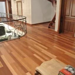 Renowacja deski Kempas. Zakres prac: cyklinowanie, szpachlowanie ubytków, lakierowanie, listwowanie)