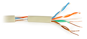 Odsłonięty kabel UTP kategorii 5e z widocznymi skręconymi parami przewodów w kolorach: biało-niebieskim, biało-pomarańczowym, biało-zielonym i biało-brązowym, na białym tle.