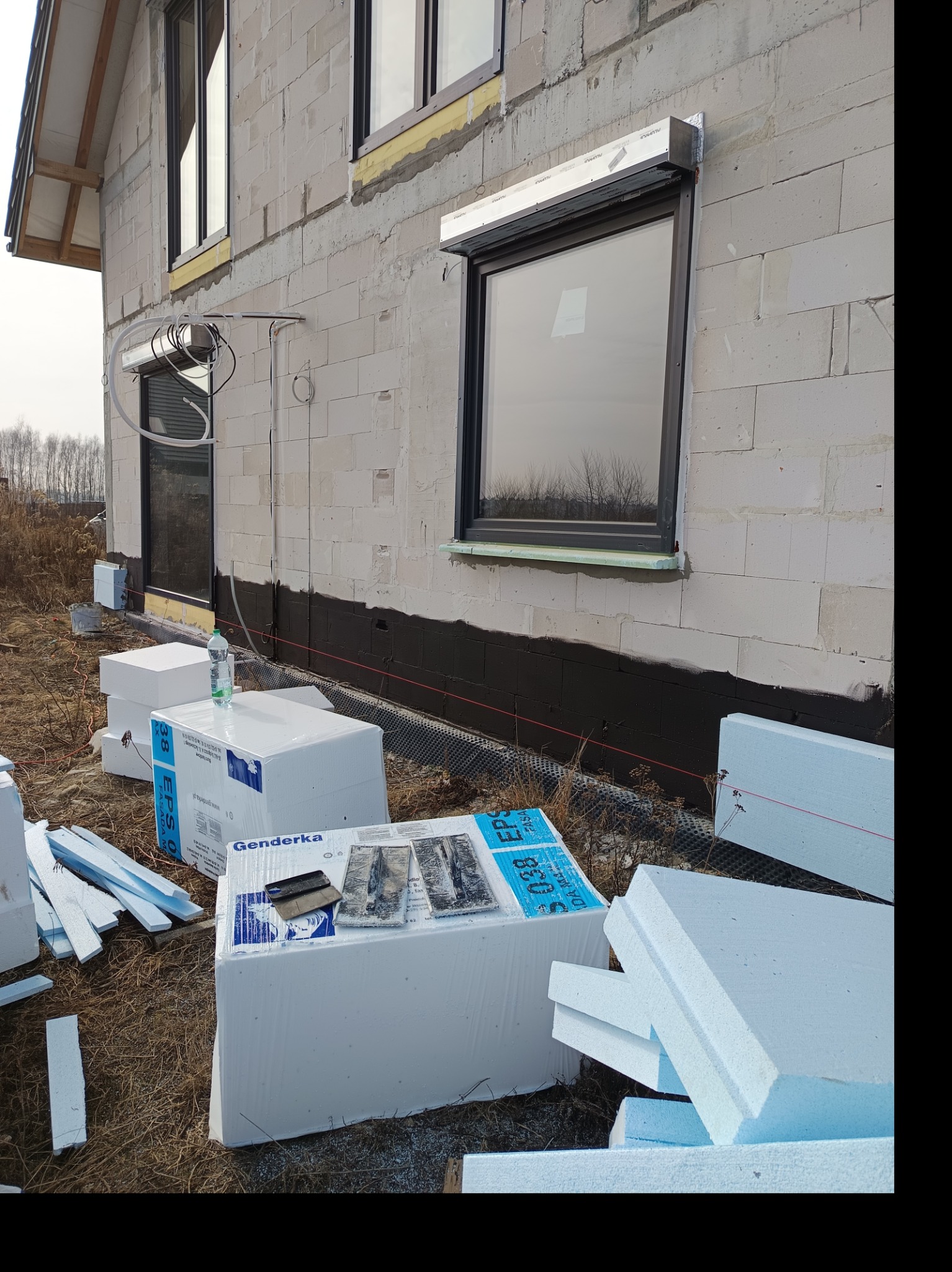 Zawsze zabezpieczamy dół elewacji masą bitumiczną i styropianem o podwyższonej odporności na wilgoć.