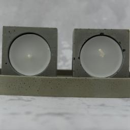 Rausch Beton - Dekoracyjny, betonowy świecznik na dwie tealighty, o surowej fakturze, na tle marmurowej płyty.