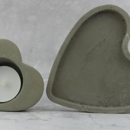 Rausch Beton - Dwa betonowe serca: jeden jako świecznik z białą tealight, drugi jako patera, na tle marmurkowym.
